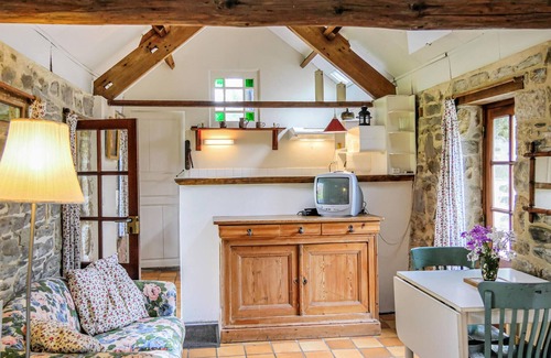 Quettehou House | Gorgeous home in Quettehou with WiFi