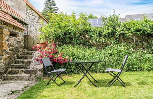 Quettehou House | Gorgeous home in Quettehou with WiFi