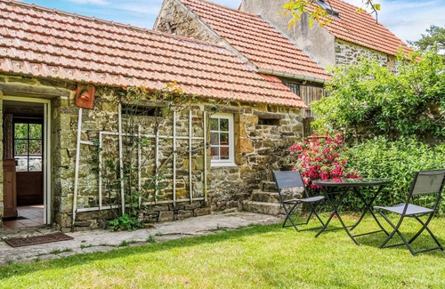 Quettehou House | Gorgeous home in Quettehou with WiFi