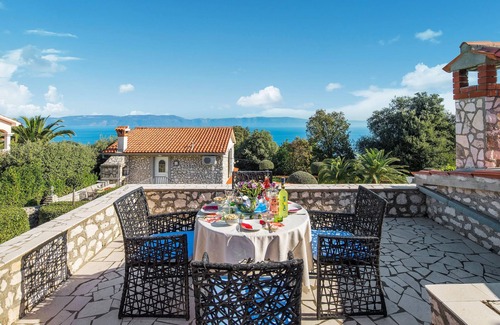 Ravni House | Gorgeous home in Ravni with WiFi