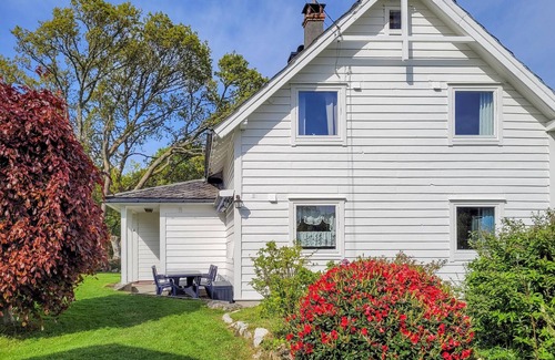 Tysnes House | Gorgeous home in Reksteren with kitchen