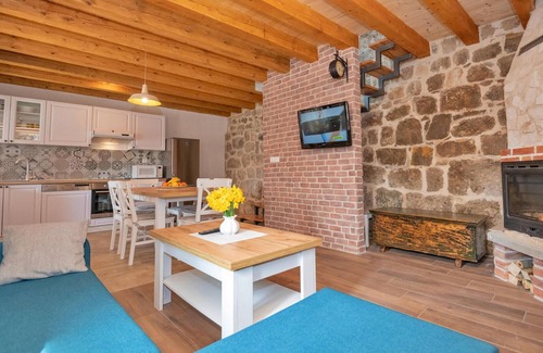 Prolozac House | Gorgeous home in Ricice with lake view