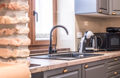 Grabri House | Gorgeous home in Roc with WiFi