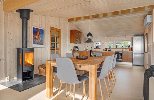 Ronde House | Gorgeous home in Rønde with WiFi