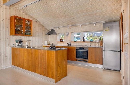 Ronde House | Gorgeous home in Rønde with WiFi