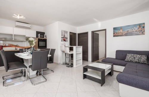 Rukavac House | Gorgeous home in Rukavac with kitchen