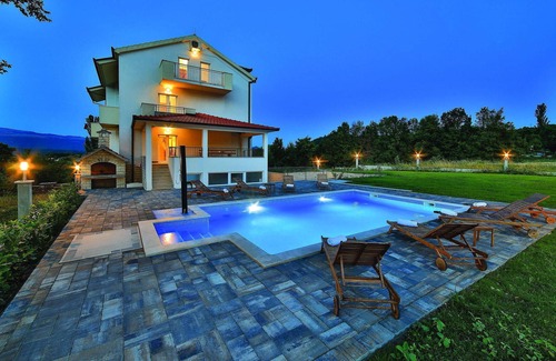 Trilj House | Gorgeous home in Trilj with kitchen