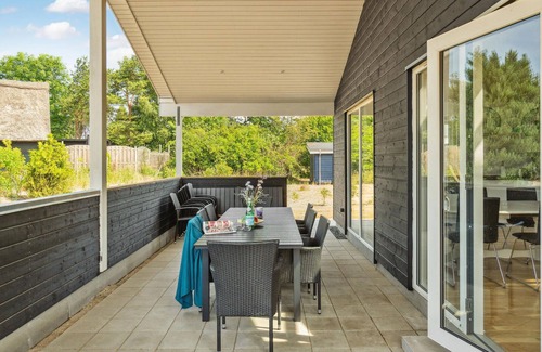 Hoensinge House | Gorgeous home in Vig with kitchen