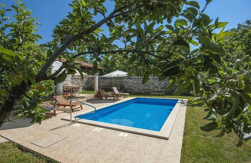 Visnjan House | Gorgeous home in Visnjan with WiFi