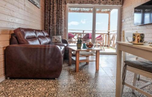 gmina Wolin House | Gorgeous Home In Wolin With Kitchen