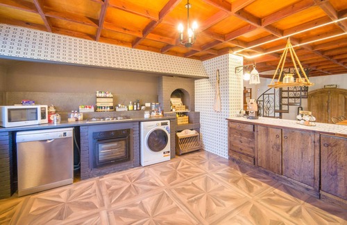 Belmonte Mezzagno House | Gorgeous home in Belmonte Mezzagno