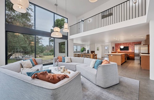 Old Enfield House | Gorgeous Home & Pool + Close to DT - Windsor Place