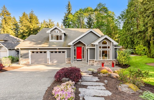 Bothell House | Gorgeous house with 2 gas fireplaces, grill, park-like yard & fast WiFi