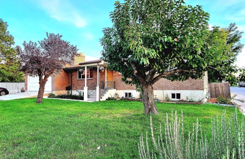 Sunset Heights House | Gorgeous island-themed retreat sleeps up to 30 in Orem, UT!