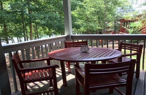 Wedowee Cabin | GORGEOUS LAKE FRONT 3 BEDROOM CABIN ON LAKE WEDOWEE-15 steps to lake! 5 stars!