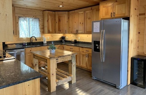 Topton Cabin | GORGEOUS LAKE FRONT CABIN - PRIVATE LAKE ACCESS-FISHING, KAYAKING, AND HIKING.