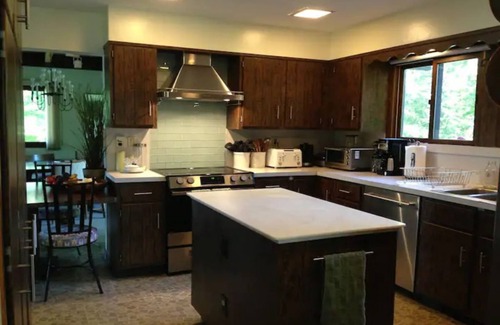 Putnam Valley Cottage | Gorgeous lakefront home one hour away from NYC