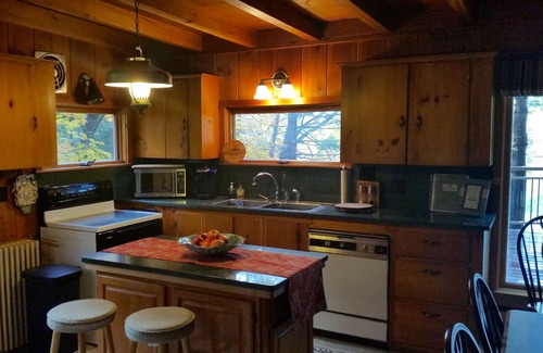 Ludlow House | GORGEOUS LAKEFRONT - Autumn Splendor - Private Setting - 5 Mins to Okemo!