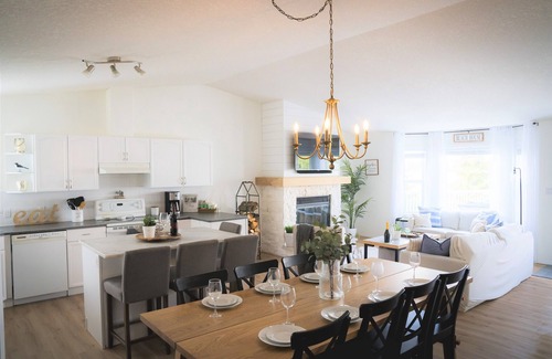Silver Sands House | Gorgeous Lakefront Cottage, Private beach & Ice Fishing Shack🎣 45 min from Edm