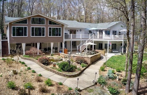 Merifield Acres House | Gorgeous lakeside retreat with room for all!