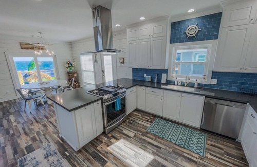 San Leon House | Gorgeous Lodge w/Heated Pool + Pier
