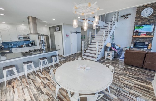 San Leon House | Gorgeous Lodge w/Heated Pool + Pier