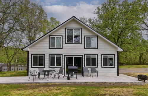 Omaha House | Gorgeous Loft 1 mile Cricket Creek Marina TableRockBranson firepit/grill retreat