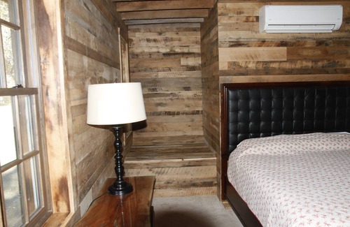 Bernville Cabin | Gorgeous Log Cabin retreat on 30 acre farm; 5 minutes from Blue Marsh Lake.