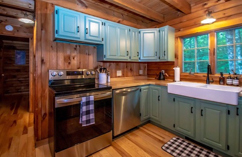 East Madison Cabin | Gorgeous Log Cabin w/hot tub and large center fireplace