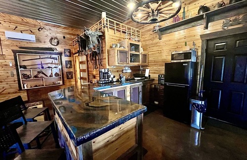Martinsville Cabin | Gorgeous Luxury Cabin with Private Horse Stalls & Over 20 miles of trails