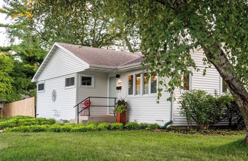 Madison House | Gorgeous MCM Ranch, Fantastic Location, 5 Min to UW Campus and Downtown Madison