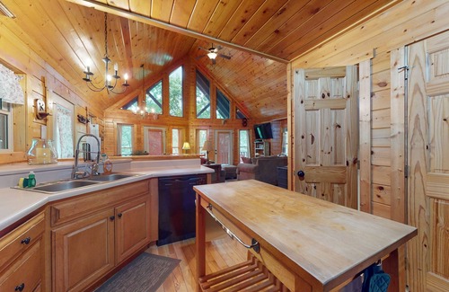Ranger Cabin | Gorgeous modern cabin with Ping-Pong, deck, grill, pool & tennis - dogs welcome