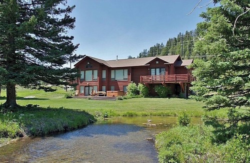 Lost Trails Retreat House | Gorgeous mountain home in prime location on The Gallatin River.