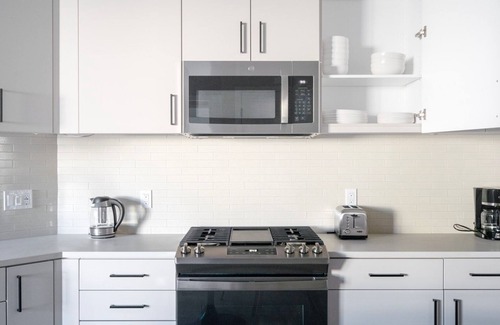 Sunnyvale West Apartment | Gorgeous Mountain View 1BR w/W/D, Pool & Gym, nr tech HQs, by Blueground