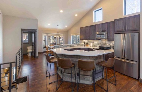 Warrior's Mark House | Gorgeous Mtn Mod Townhome: Walk to Peak 9 & Town! Private Hot Tub, All Kings!