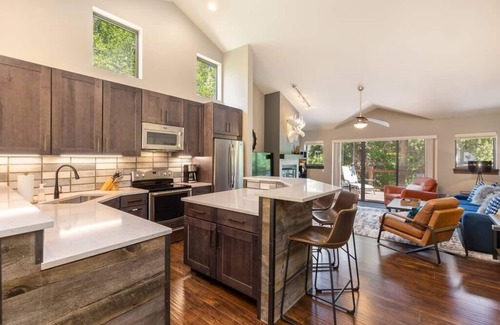 Warrior's Mark House | Gorgeous Mtn Mod Townhome: Walk to Peak 9 & Town! Private Hot Tub, All Kings!