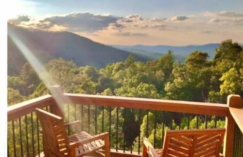 Brasstown Cabin | Gorgeous new cabin+long range views+hot tub+ fireplace+fire pit+near casino