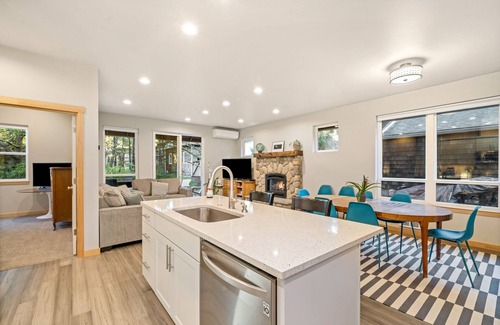 Manzanita House | Gorgeous newly built home/Dog Friendly/Close to the Beach