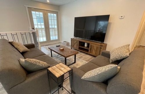 Victoria Harbour Cottage | Gorgeous Newly Renovated Lake View Cottage in Victoria Harbour