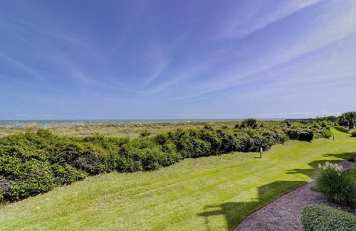 Folly Field House | Gorgeous Ocean Views King 2 Queens close to ocean Bikes & Beach Gear Included