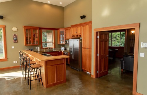 Tofino House | Gorgeous Oceanfront Rancher with Stunning views, Sauna, Hot tub and Pool table!