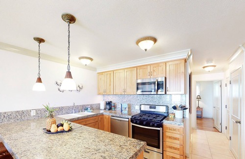Ualapue Condo | Gorgeous Oceanfront Condo on Top Floor w/ WiFi, Lanai, Water Views, Shared Pool
