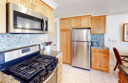 Ualapue Condo | Gorgeous Oceanfront Condo on Top Floor w/ WiFi, Lanai, Water Views, Shared Pool