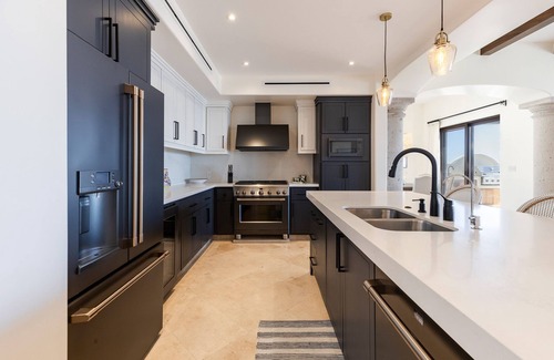 Buzzards Condo | Gorgeous penthouse with pool and jacuzzi amenities