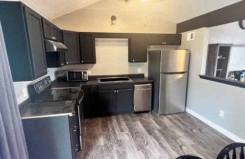 Independence House | Gorgeous, Pet Friendly and Completely Remodeled 2 Bedroom condo in Independence