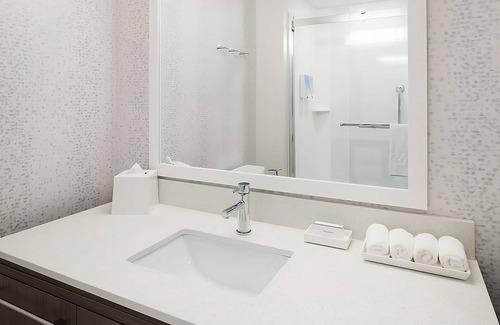 Airport North Hotel | GORGEOUS PET FRIENDLY SUITE! FREE BREAKFAST & POOL