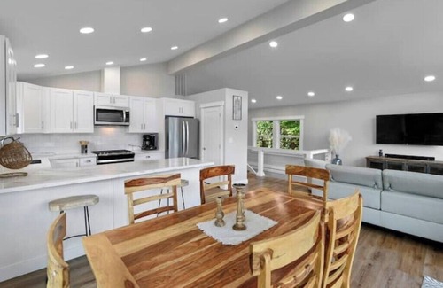 Silverdale House | Gorgeous Poulsbo Lakefront Home with Dock & Kayaks!