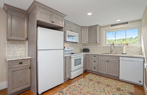 Collinsville House | Gorgeous River Views! On Rails to Trails and just steps to quaint Collinsville