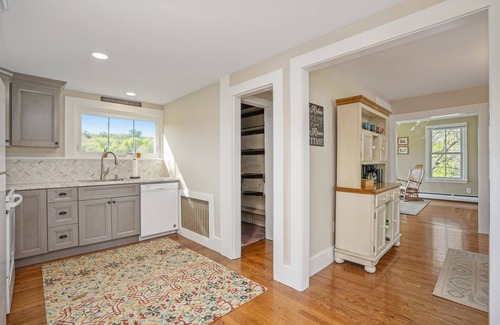 Collinsville House | Gorgeous River Views! On Rails to Trails and just steps to quaint Collinsville