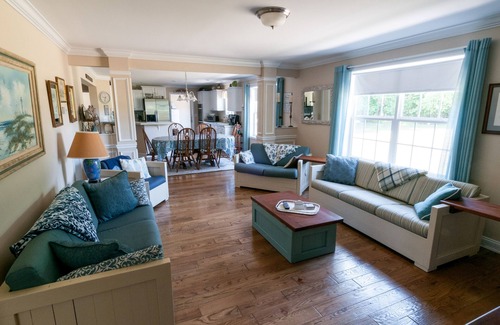 Surry House | Gorgeous River Views/Private Beach - Peaceful Country Home close to Williamsburg